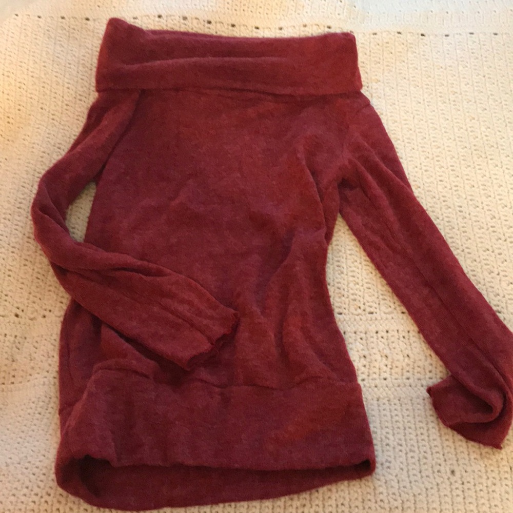 Off-shoulder sweater, maroon